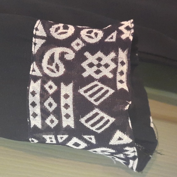 Embroidered black and light gold tunic with side slits. - Picture 4 of 6